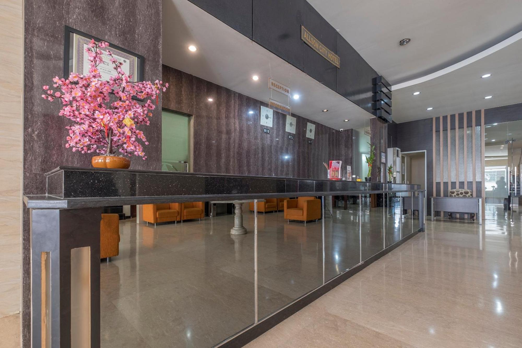 Oyo 1081 Allson City Hotel Makasar Zewnętrze zdjęcie
