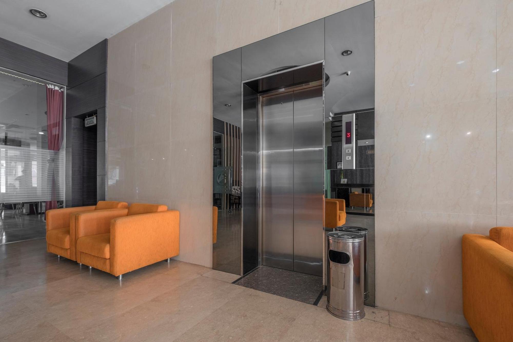 Oyo 1081 Allson City Hotel Makasar Zewnętrze zdjęcie